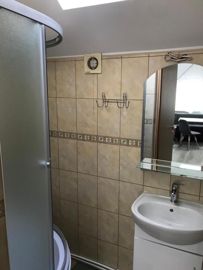 Міни-Хостел Родинного Типу Dubai Užhorod Esterno foto
